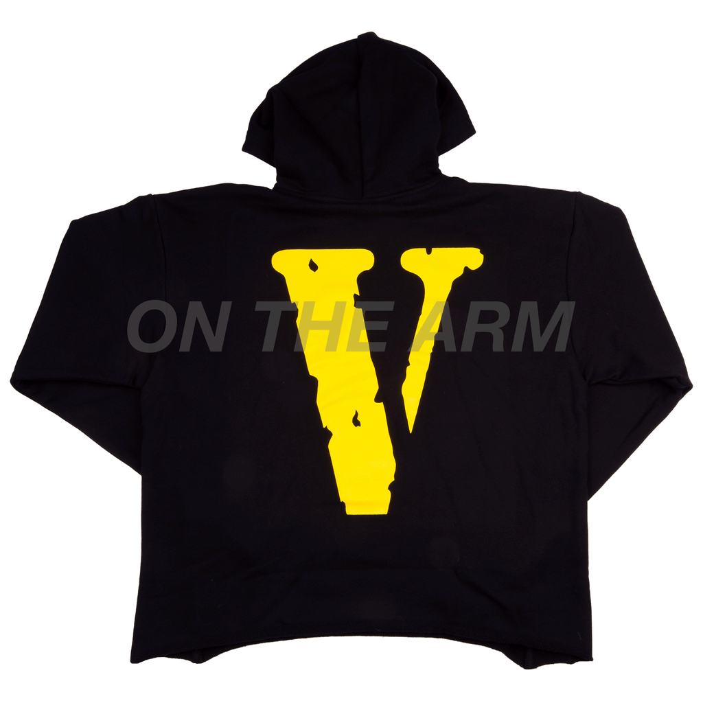 VLONE イエローフード付きジャケット 黒刺繍ロゴ入り org.jpg VLONE イエローフード付きジャケット 黒刺繍ロゴ入り org.jpg